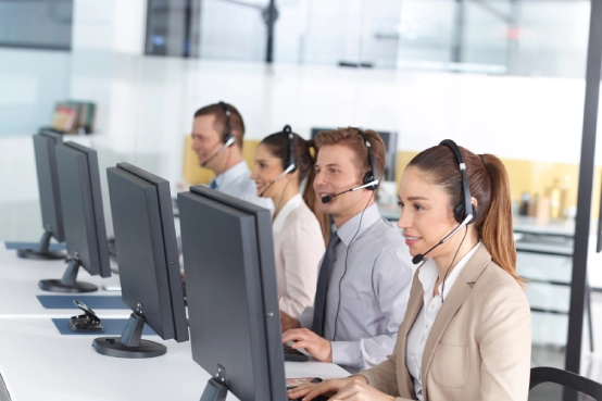 Profesionales de atención al cliente gestionando llamadas en un centro de asistencia telefónica de SANTALUCÍA apoyado por tecnología digital