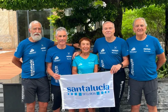 Cinco participantes del DESAFÍO SANTALUCÍA SENIORS posan con una bandera de SANTALUCÍA durante la expedición desarrollada en Vietnam.