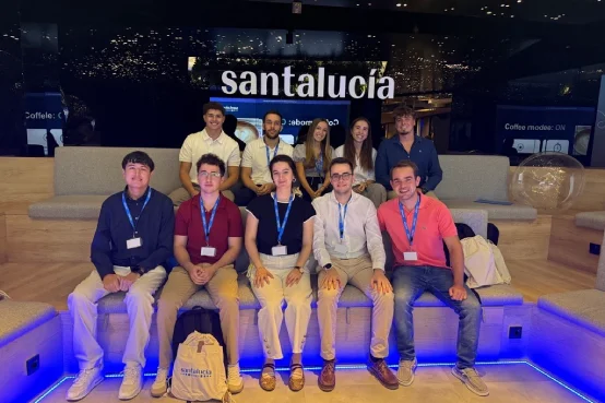 Participantes de la primera promoción del SANTALUCÍA Tech Graduate Program durante la jornada de incorporación celebrada en una sede de la compañía.