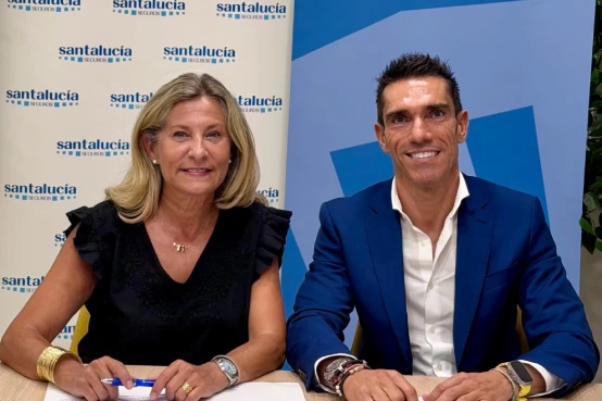 Dos representantes institucionales durante la firma del acuerdo de colaboración entre SANTALUCÍA y el Colegio de Mediadores de Seguros de Madrid