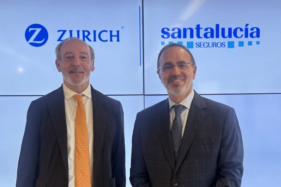 Representantes de SANTALUCÍA y ZURICH SEGUROS posan ante los logotipos de ambas compañías tras la firma de una alianza estratégica entre las dos aseguradoras